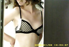 Giovane giapponese si sottomette a due fidanzati in sesso e dà sperma nella sua figa