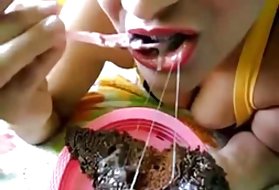 Due mature pornostar scopano attivamente i signori sullo stesso divano