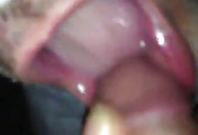 Povera giovane ragazza giapponese scopa selvaggiamente in tutti i buchi
