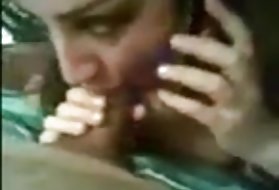 Giovani e dolci ragazze lesbiche mostrano il sesso sensuale