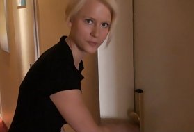La ragazza solitaria dopo la datazione e la corrispondenza su Internet è decisa da una stretta conoscenza con un ragazzo che scopa al primo appuntamento