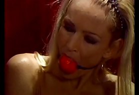 La giovane modella porno si è tolta la benda e prende l'uccello nel culo