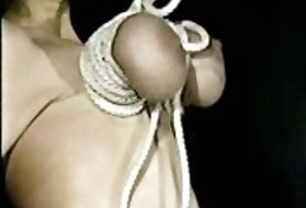 Il lungo fallo del negro penetra appena nella figa della giovane donna nera e lo porta all'estasi