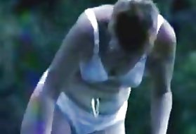 Una donna giapponese sexy in un bellissimo vestito masturba un ragazzo mascalzone in morbida schiuma