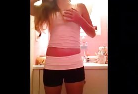La giovane e fragile ragazza asiatica mostra sesso bollente