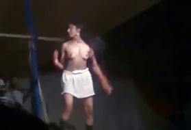 Teen fragile e carina ama il sesso anale brutale con un grosso cazzo quando ottiene il più forte orgasmo anale uno per uno