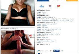 Latte giganti naturali Katerina salta selvaggiamente e balza in modo provocatorio durante una scopata sul divano, sii forte