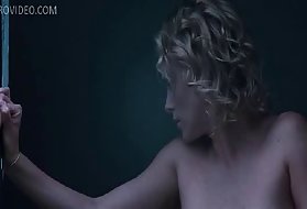La giovane ragazza piccola ottiene la sua grande figa su tutta la profondità della sua vagina