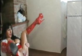 Una matura cagna latina succhia magistralmente il cazzo del suo ragazzo sulle sue ginocchia