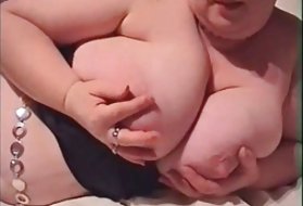 Una ragazza ha un colpo di sperma sul suo culo rotondo
