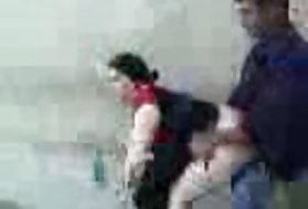 Il macho muscoloso ha arato il nero grasso dell'asino e ha sporcato la faccia con lo sperma
