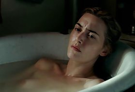 Due simpatici pyshechki fanno la doccia e accarezzano il letto